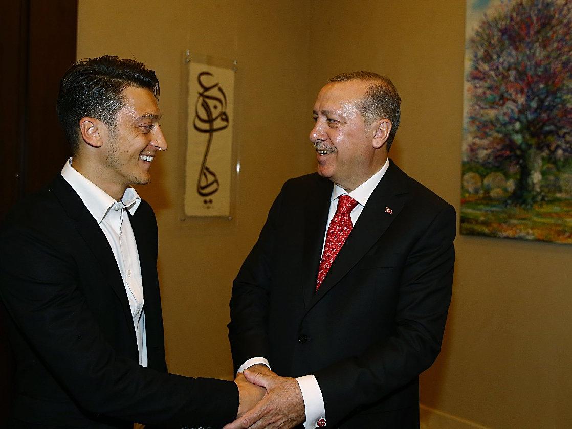 Almanlar da Erdoğan'ın Mesut Özil'e hediye ettiği saati konuşuyor