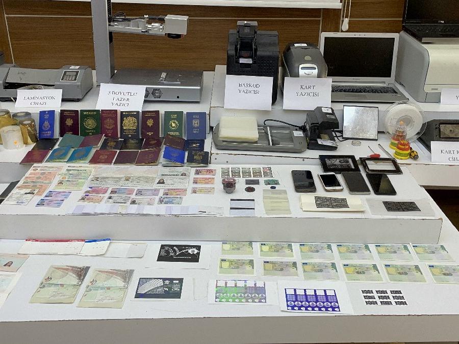İstanbul'da yabancı uyruklulara sahte belge düzenleyen 4 şüpheli yakalandı