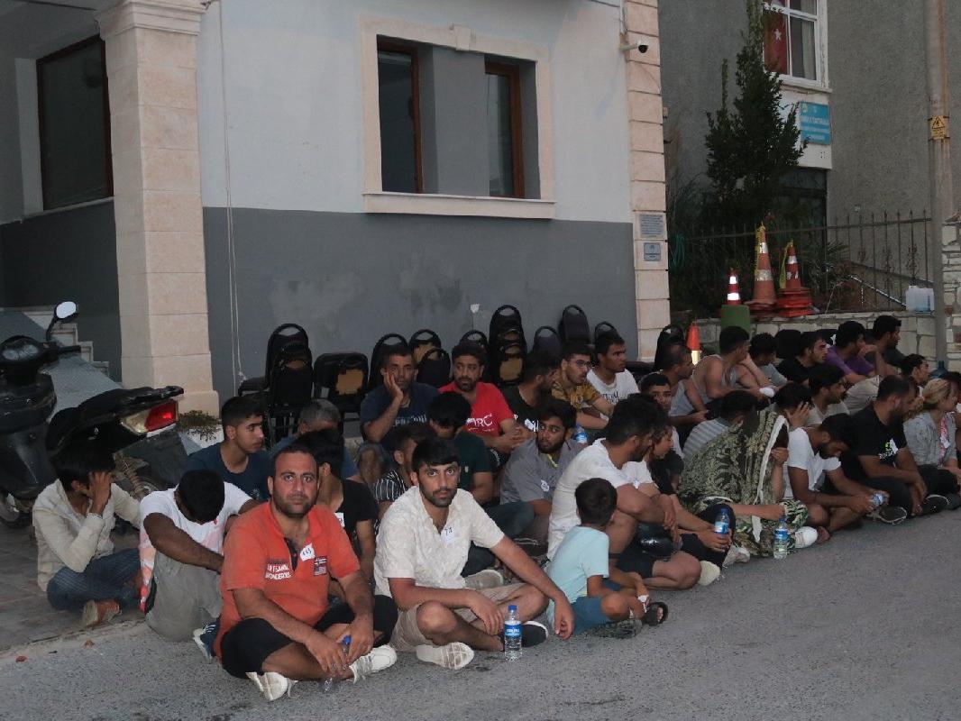 İzmir'de 98 kaçak göçmen kurtarıldı