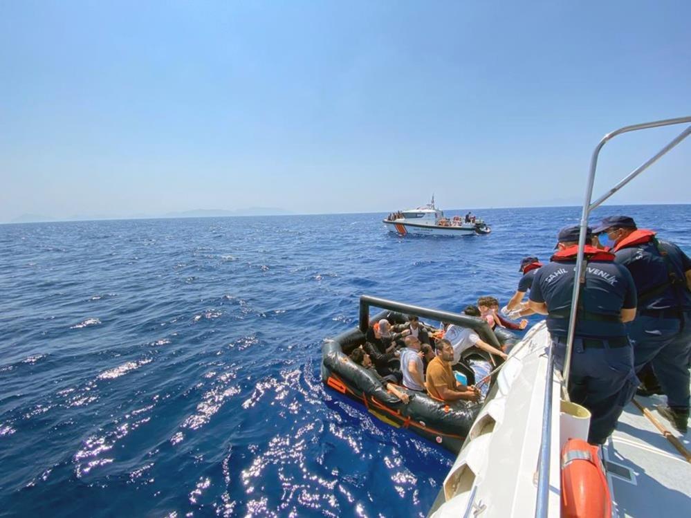Yunanistan balıkçı teknesindeki 65 göçmeni geri itti