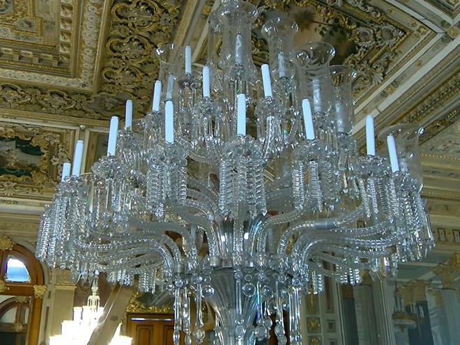 Dolmabahçe Sarayı'nın kristal şamdanları özel bakıma alındı