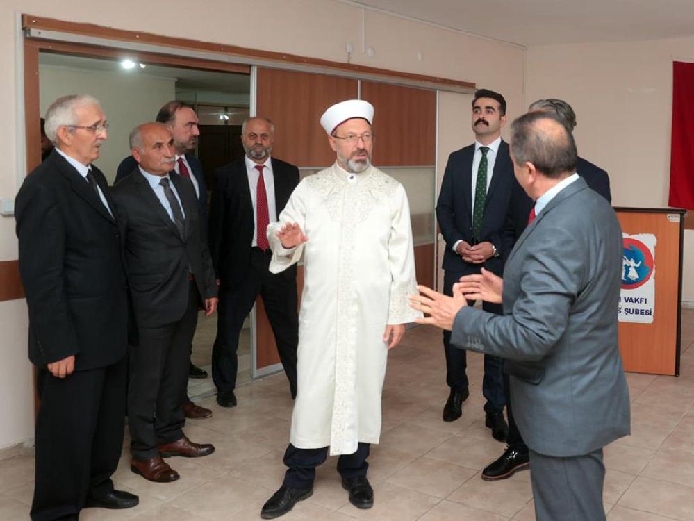 Diyanet İşleri Başkanı Erbaş, Sivas'ta Ali Baba Cemevi'ni ziyaret etti