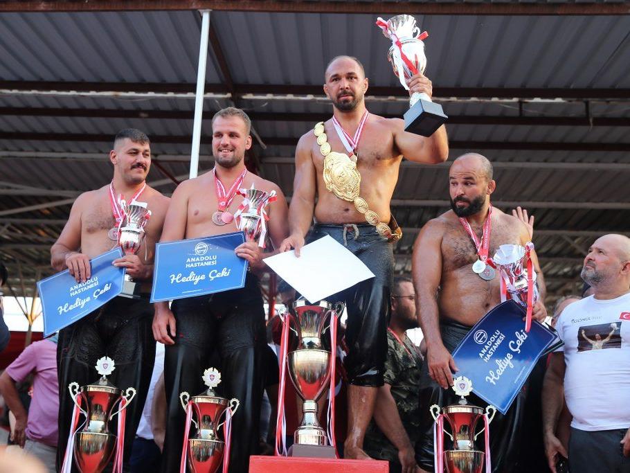 670. Tarihi Elmalı Yağlı Güreşleri'nin başpehlivanı Ali Gürbüz oldu