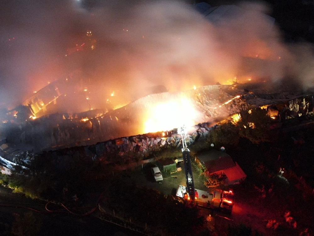 Silivri'de ev aletleri fabrikasında yangın