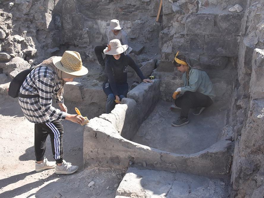 Ani'de 12. yüzyılda suda doğum için taş küvet