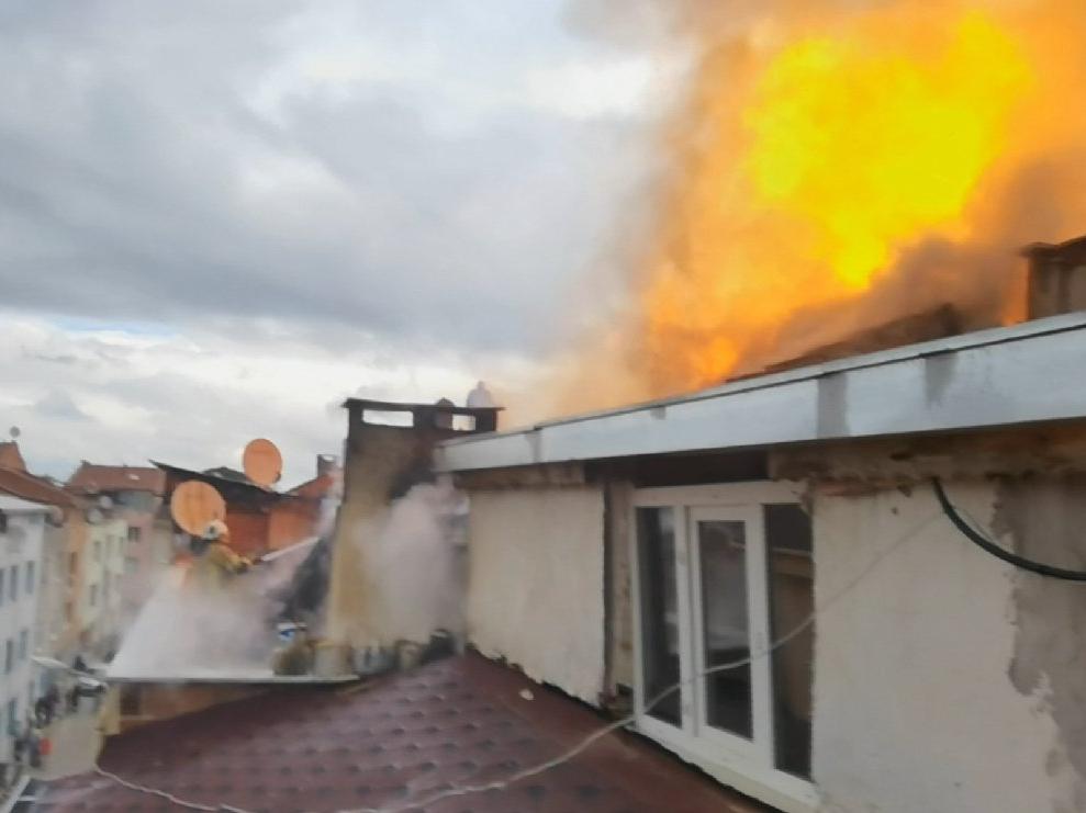 Bursa'da binanın çatı katı, alev alev yandı