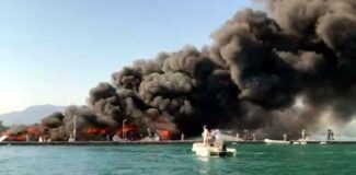 Turistik Korfu Adası'ndaki marinada milyon dolarlık yatlar alev alev yanıyor