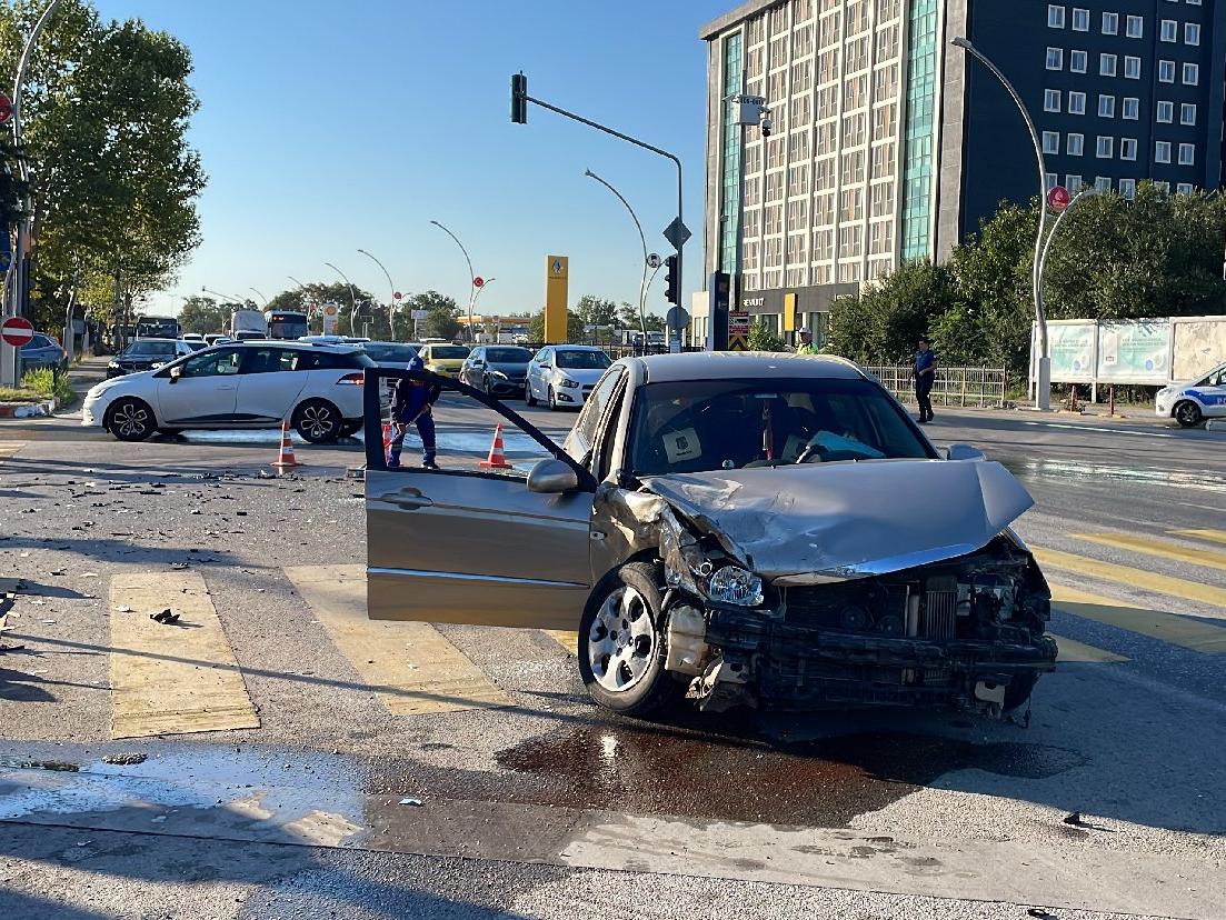 Edirne'de iki otomobilin çarpıştığı kazada 3 kişi yaralandı