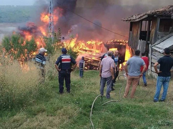 Yangında 5 ev kullanılamaz hale geldi