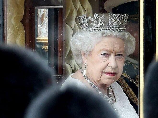 Kraliçe Elizabeth'in kötüleştiğini duyan sevenleri Buckingham Sarayı'nın önünde toplandı