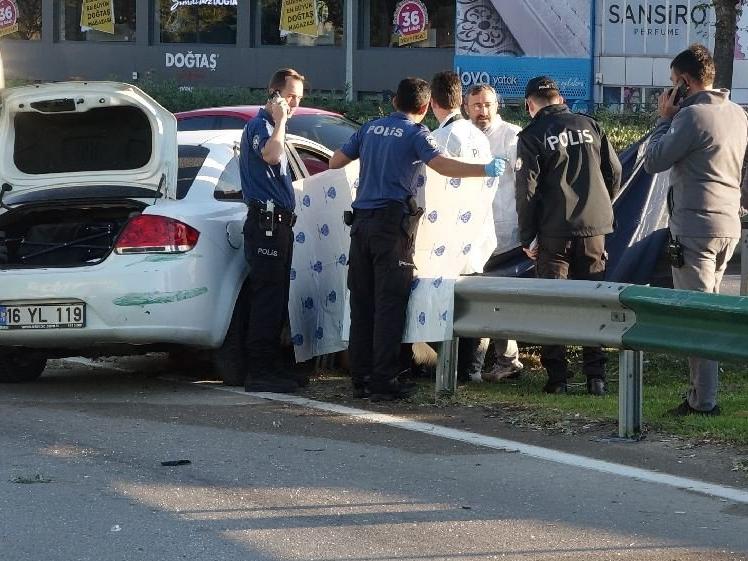 Genç kadın otomobilin camından fırlayarak öldü