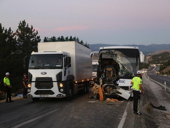 Kastamonu'da otobüs ile traktör çarpıştı: 1 kişi öldü, 12 kişi yaralandı