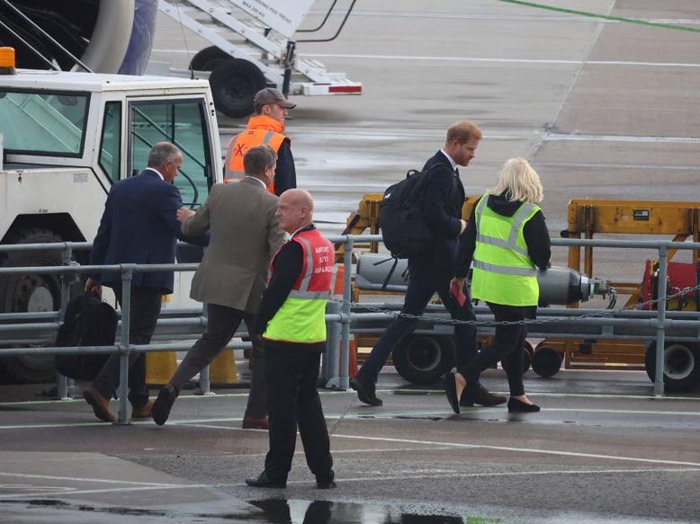 Hayırsız torun Harry: Kraliçe'nin yanına tek başına gitti erkenden ayrıldı