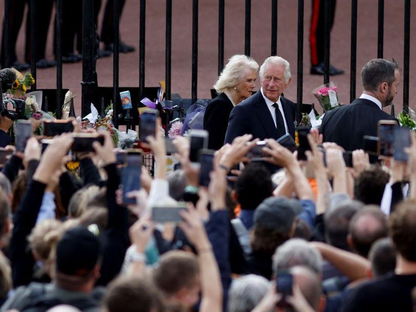 Kral Charles, Buckingham Sarayı'nda taziyeleri kabul etti