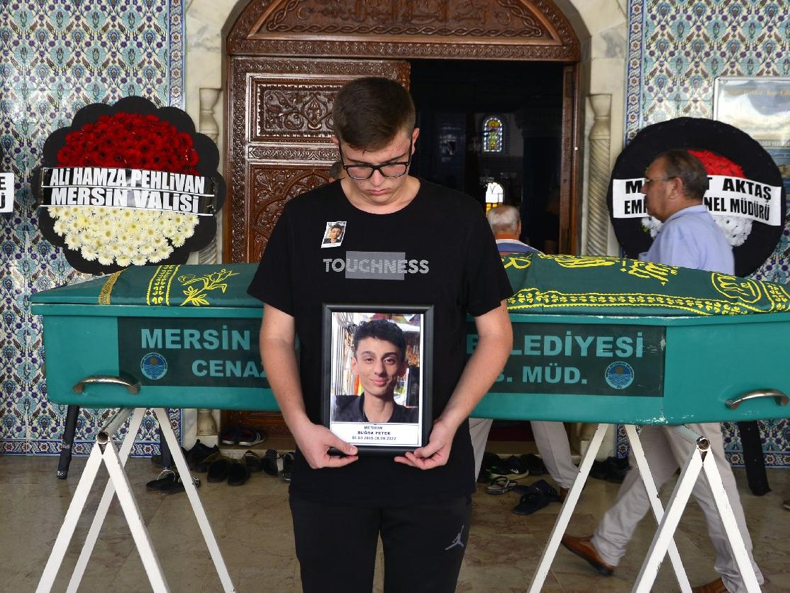 Emniyet müdürü çiftin kazada ölen oğulları defnedildi