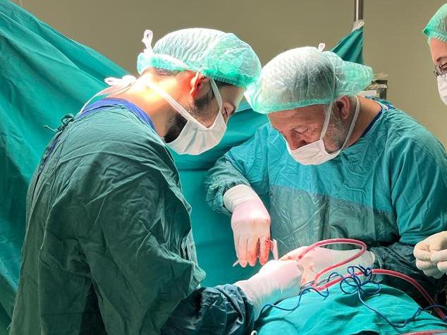 Beyin cerrahı baba oğul aynı hastanede çalışıyor, birlikte ameliyata giriyor