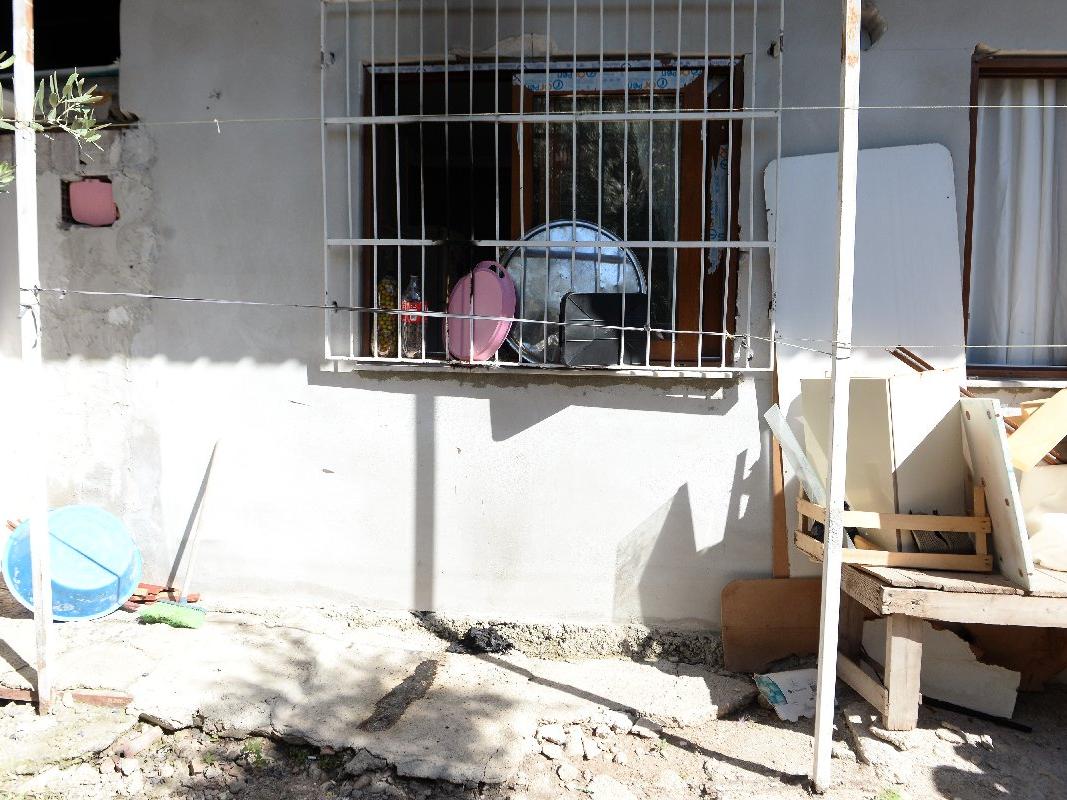 Beraber yaşamaya zorladığı kadını ve bebeğini dövüp, evlerini ateşe verdi