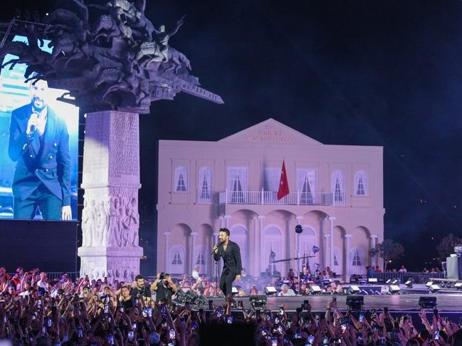 Tarkan ve Cem Yılmaz'dan İzmir konseri paylaşımları: 'Tarihe geçmişiz'