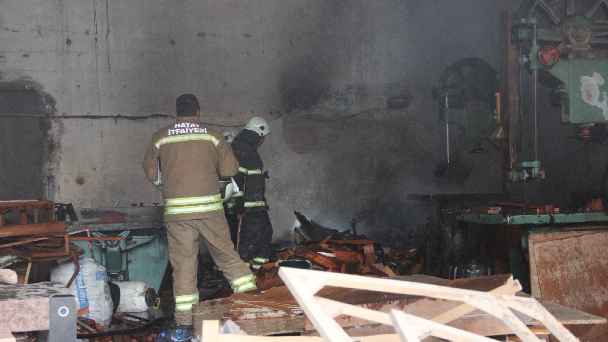 Hatay'da koltuk imalathanesinde yangın