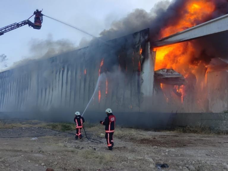 Malatya'da kayısı depolama fabrikasında yangın çıktı