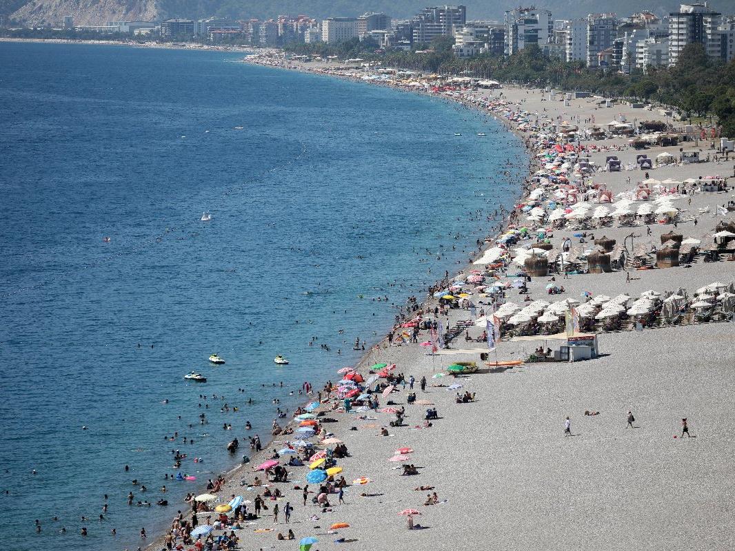 Antalya'da sahiller, yabancı turistlere kaldı