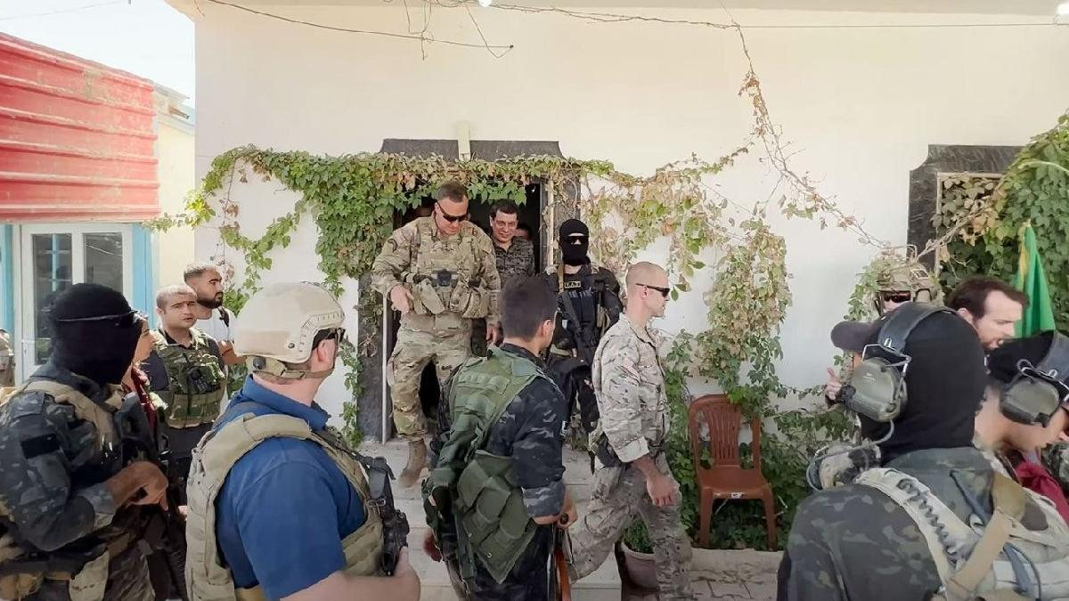 ABD'li general, teröristle kol kola gezdi