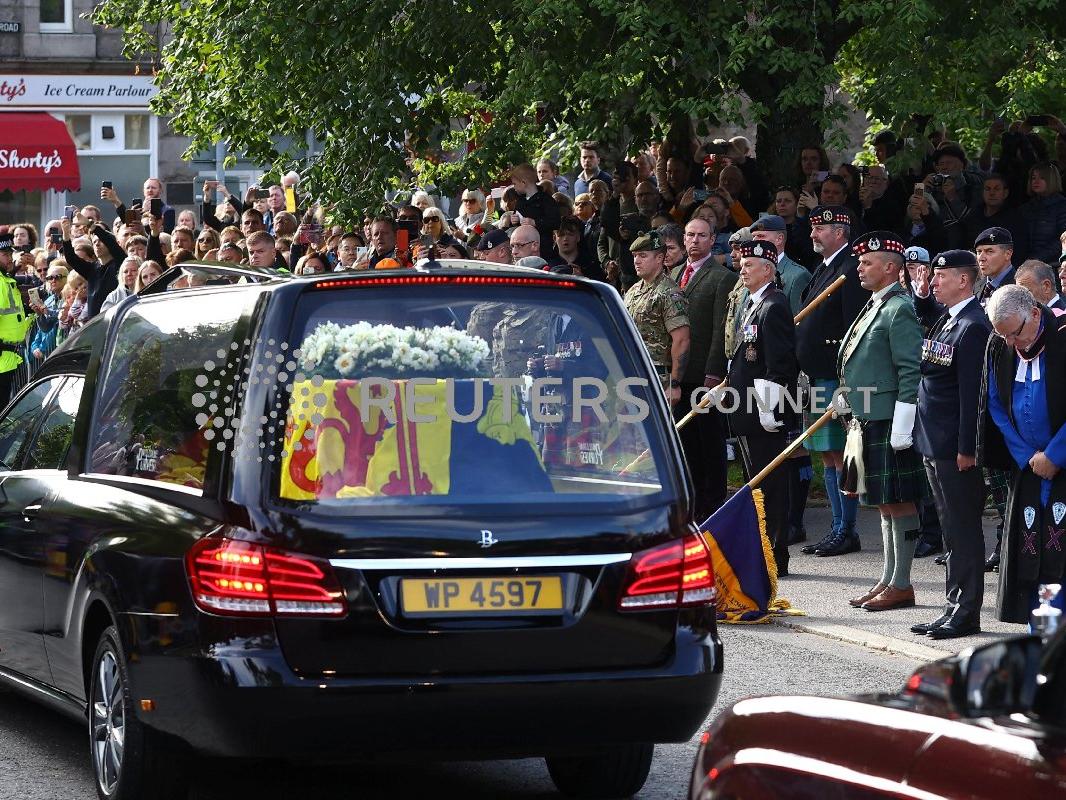 İngiltere Kraliçesi 2. Elizabeth’in cenazesi Balmoral Kalesi’nden çıkarıldı
