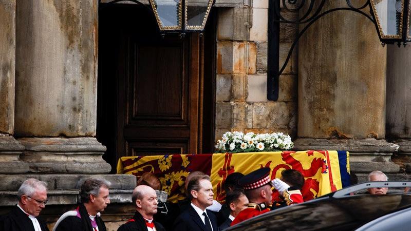 Kraliçe Elizabeth'in cenazesi İskoçya'nın başkenti Edinburgh'a götürüldü