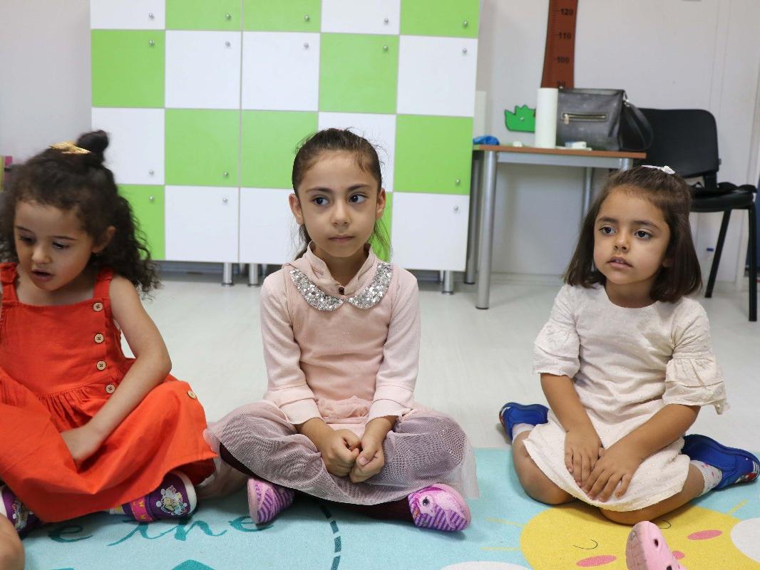 Elazığ depreminden 24 saat sonra enkazdan çıkarılan Yüsra okullu oldu