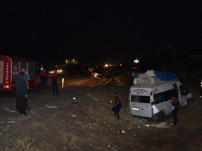 Şanlıurfa'da minibüs ile otomobil çarpıştı: 16 yaralı