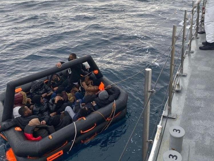 Çanakkale ve İzmir açıklarında düzensiz göçmenler kurtarıldı