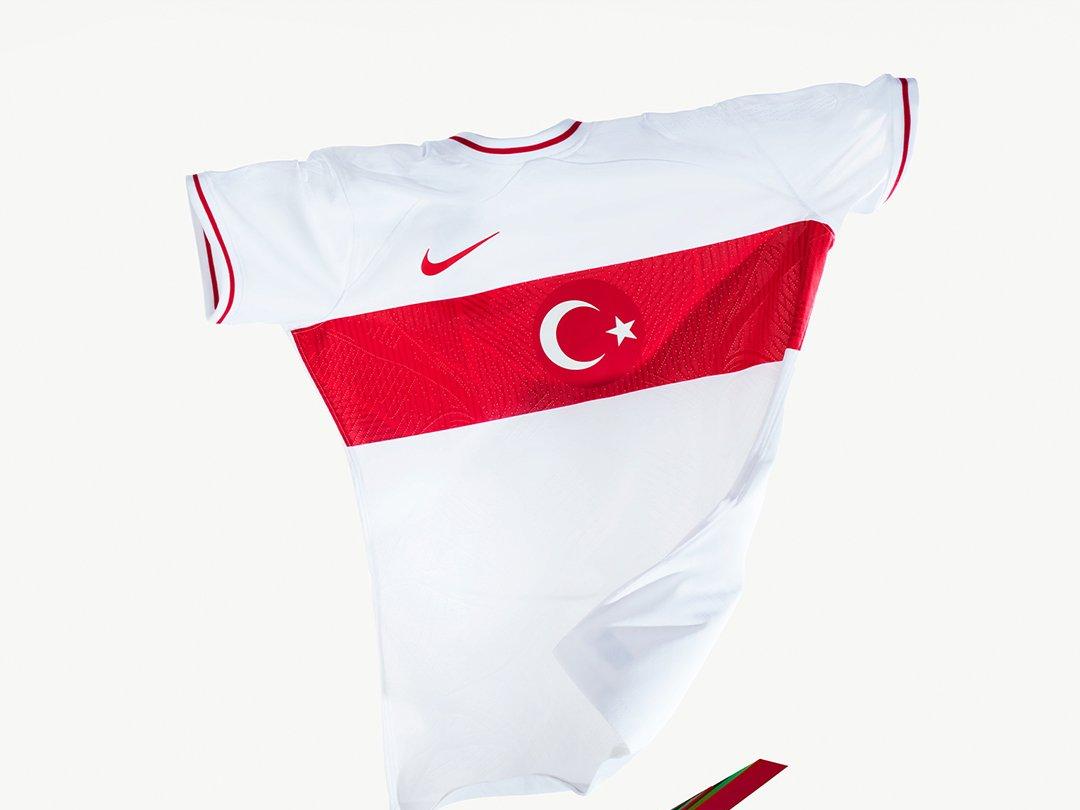 A Milli Futbol Takımı'nın yeni sezon formaları tanıtıldı