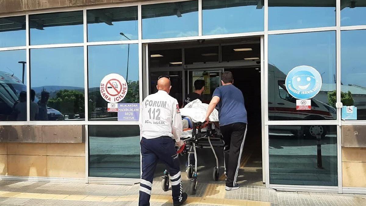 Servis minibüsüyle kamyonet çarpıştı! Çok sayıda yaralı var