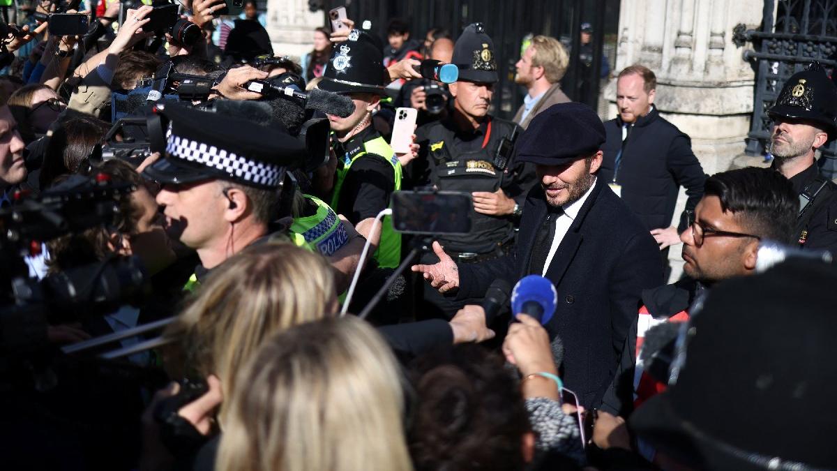 David Beckham kuyrukta bekledi