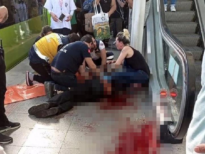 Metroda 'yan bakma' kavgası: Göğsünden bıçaklandı