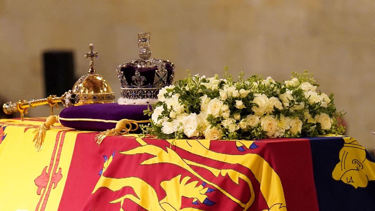 Kraliçe'nin tabutu başında korku dolu anlar: Herkes dondu kaldı