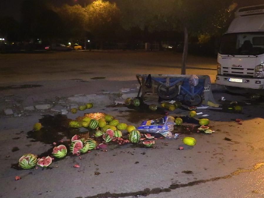 Adana'da otomobil seyyar satıcıya çarpıp kaçtı