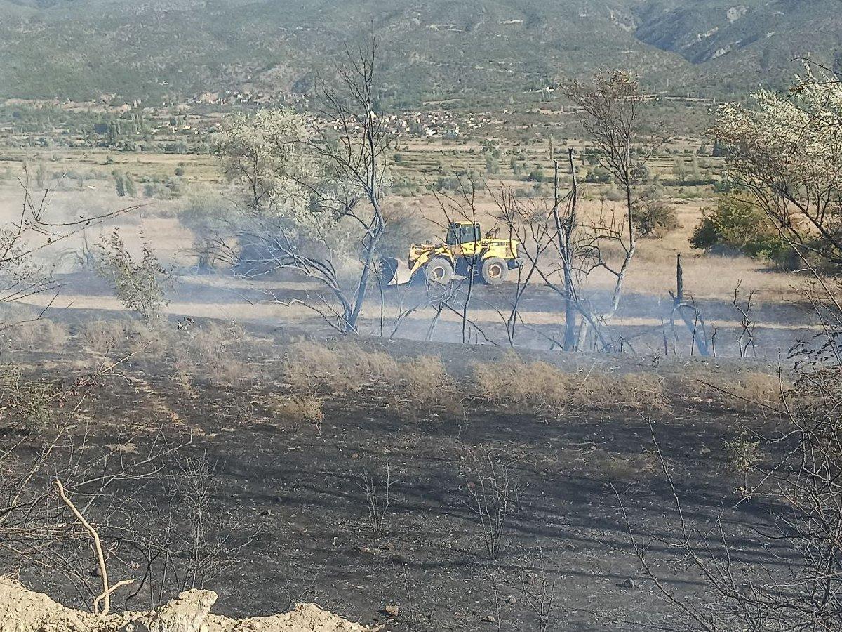 Kastamonu'da çıkan anız yangını söndürülmeye çalışılıyor