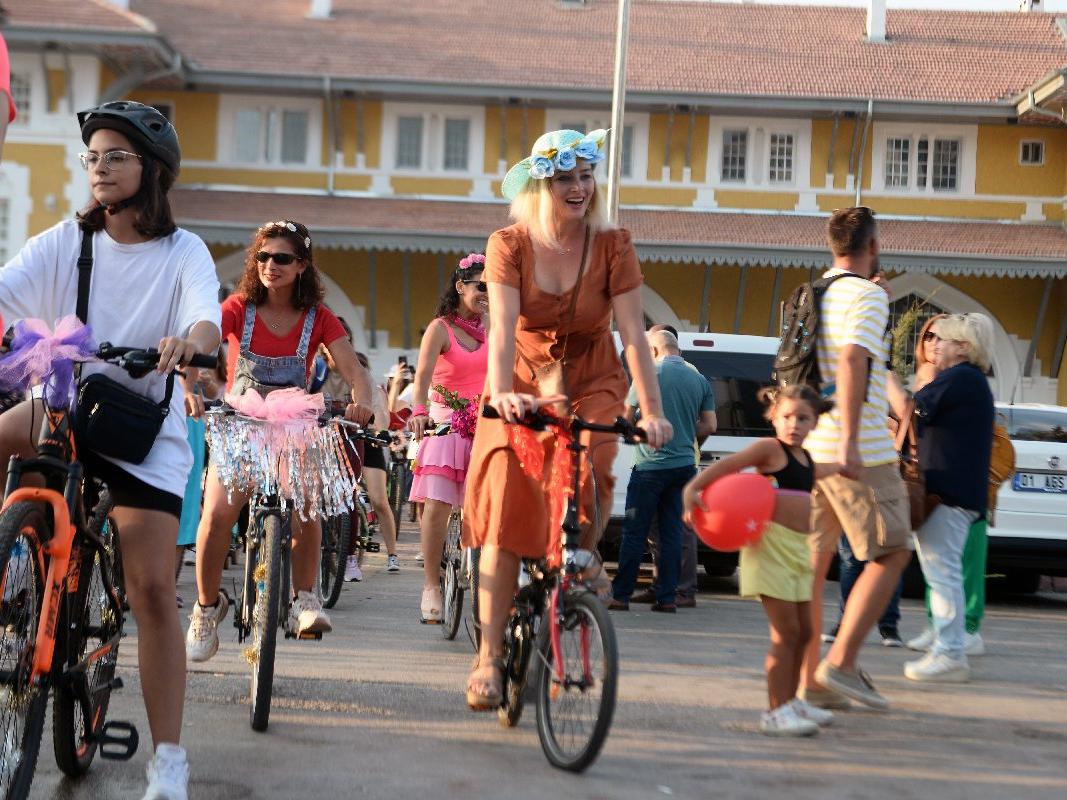 Süslü kadınlar bisiklet turuna çıktı, sokaklar rengarenk oldu