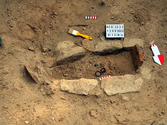 Avcılar'da çıngıraklı, bilezikli çocuk mezarı bulundu
