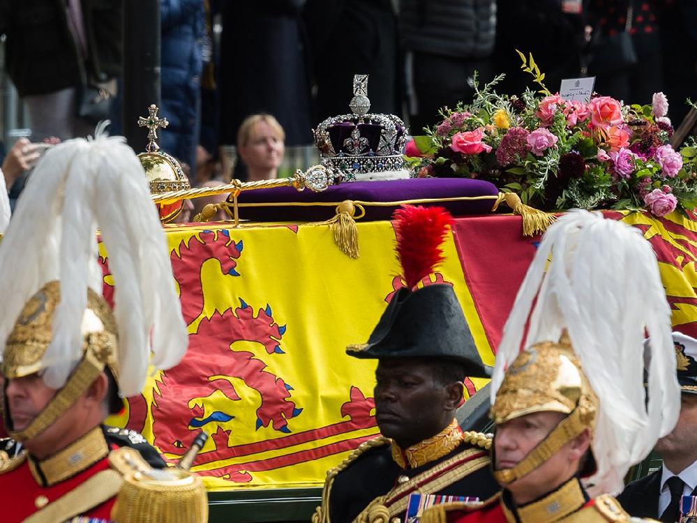 İngiltere Kraliçesi 2. Elizabeth'in cenazesi St. George Şapeli'nde defnedildi