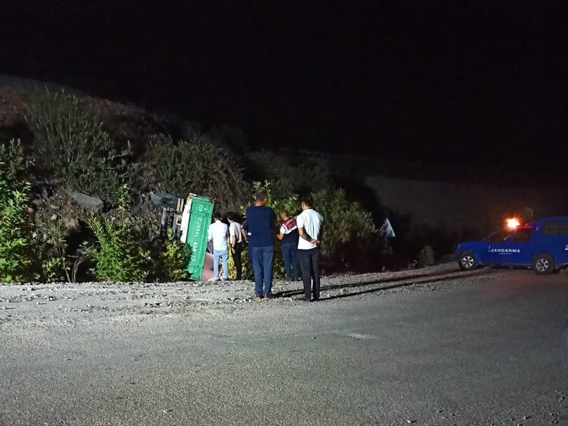 Adana'da devrilen traktördeki 1 kişi öldü