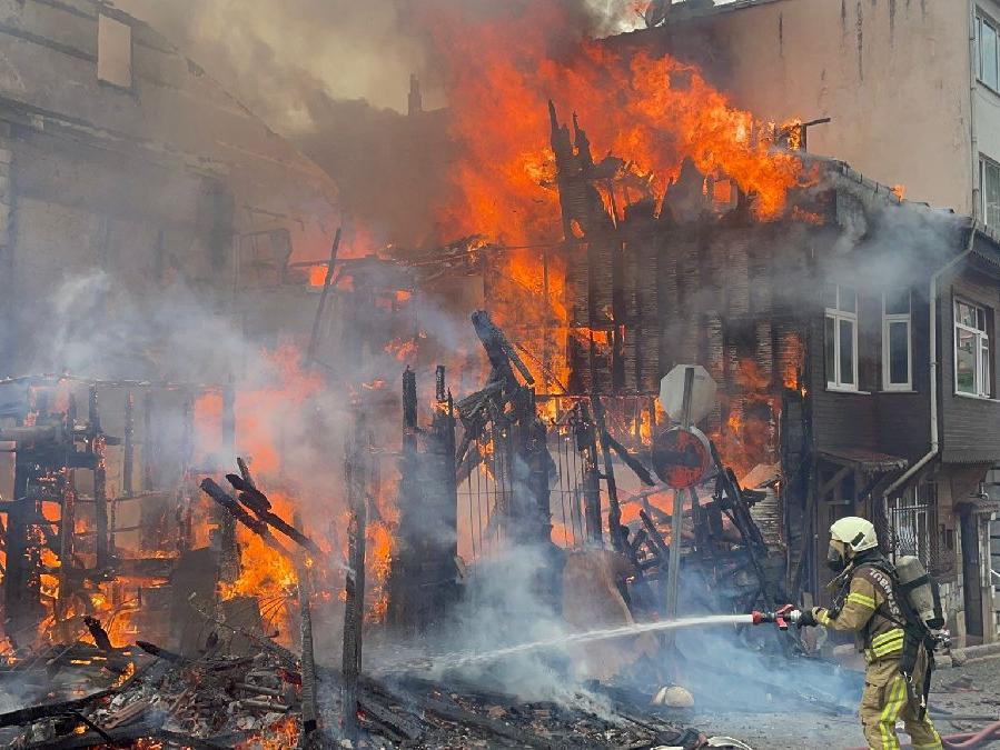 Beykoz'da 2 katlı ahşap evde yangın çıktı