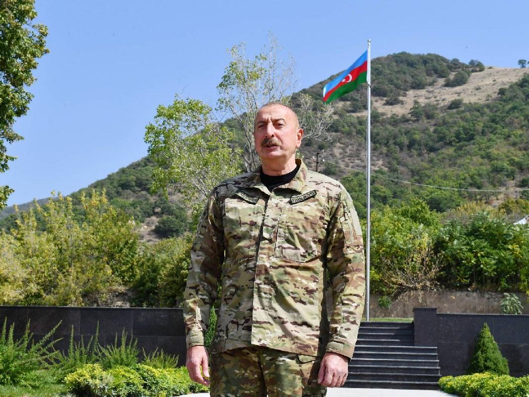 Azerbaycan Cumhurbaşkanı Aliyev, işgalden kurtarılan Laçın'ı ziyaret etti