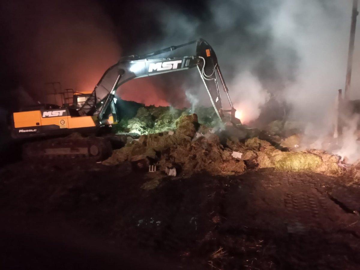 Bingöl'de çiftlik yangını: 6 bin 500 balya saman kül oldu