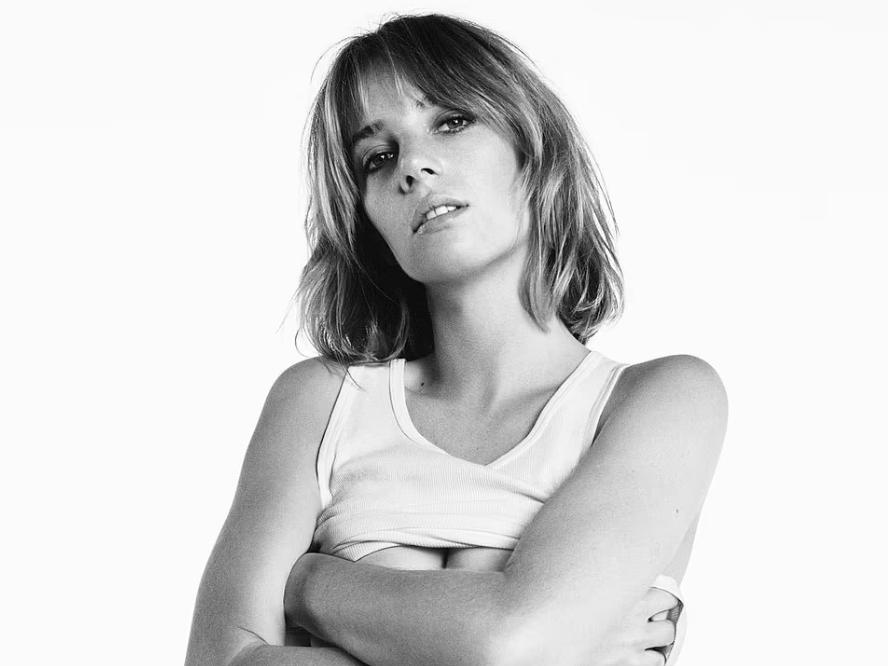 Stranger Things yıldızı Maya Hawke iç çamaşırı markası için kamera karşısına geçti