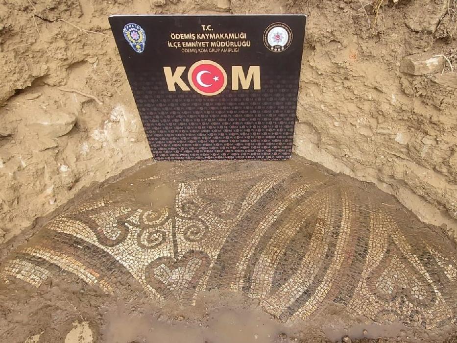 İzmir'de Roma dönemine ait 2 bin yıllık mozaik ele geçirildi