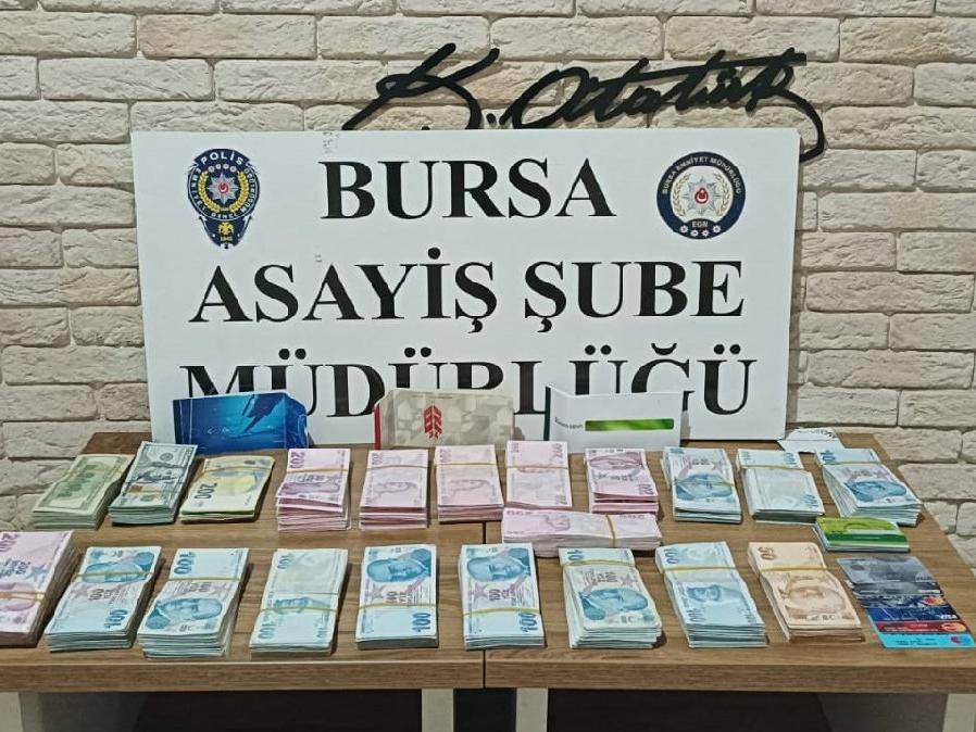 Camı açık unutulan araçtan içi para dolu çantayı çaldı