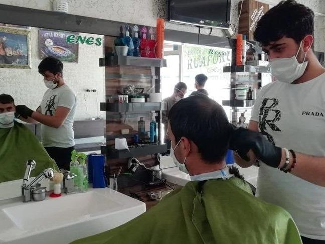 Berber ve kuaförlere bir gün izin uygulaması ertelendi