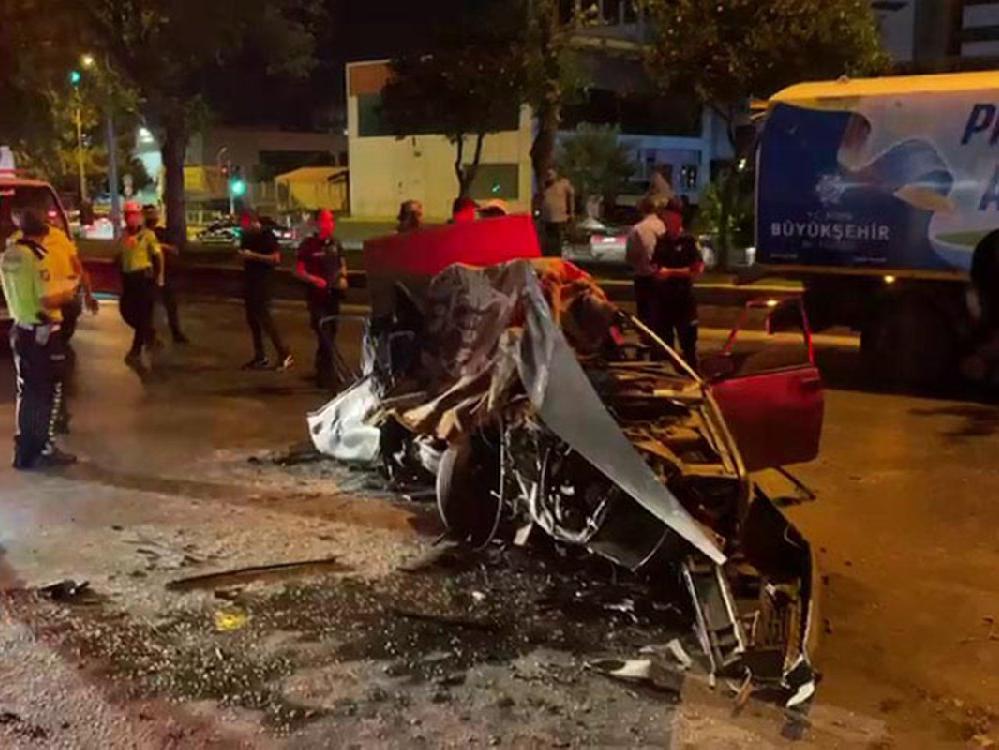 Otomobil halk otobüsüyle çarpıştı: 1 ölü, 3 yaralı